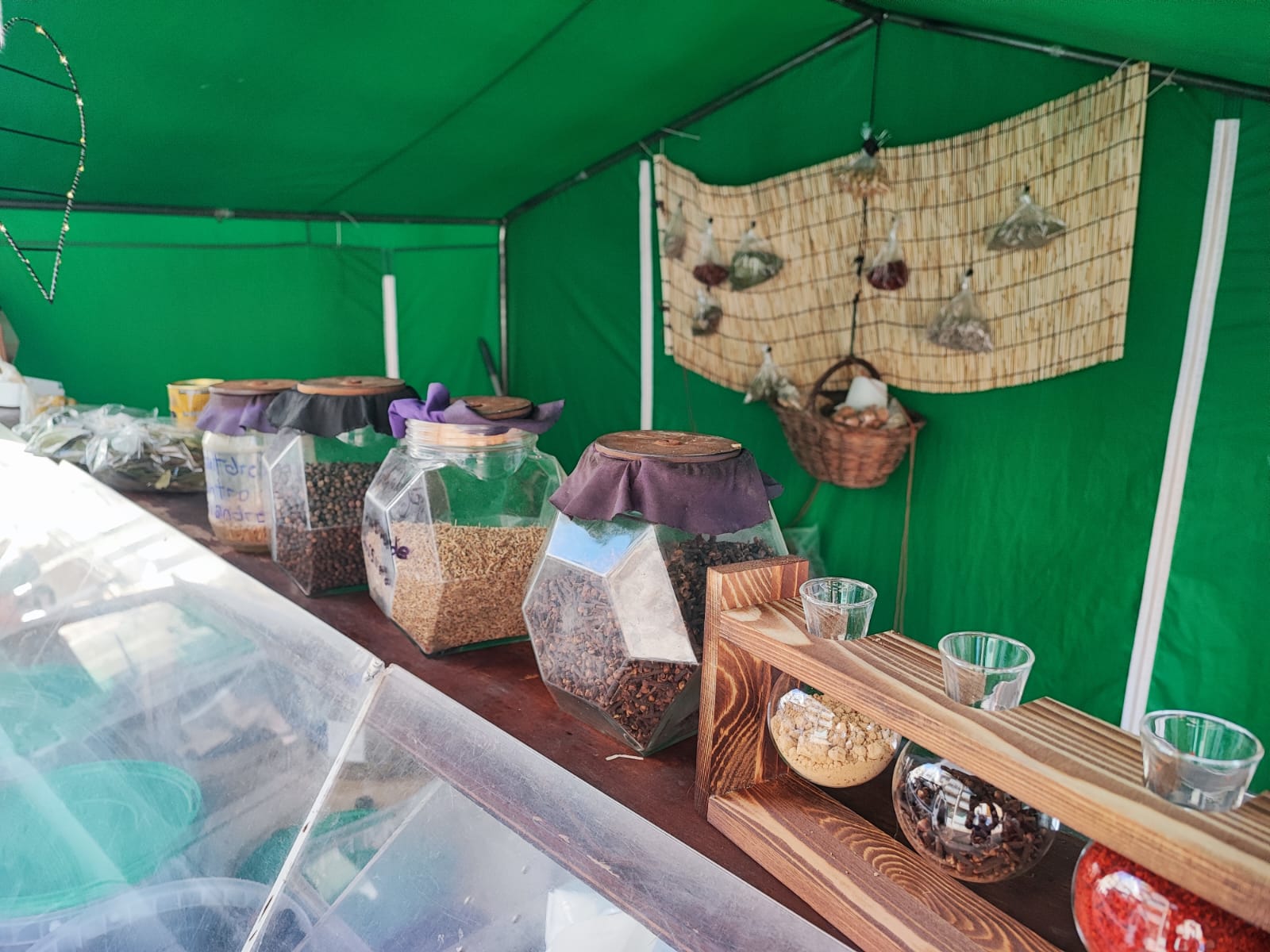 Hierbas aromáticas y especias naturales en parada de productos ibéricos